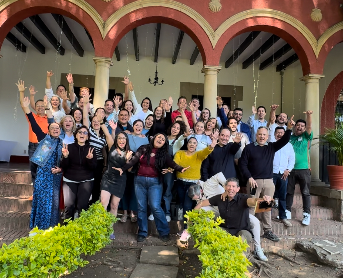 Asesores exitosos de Familia MIBÓ celebrando juntos